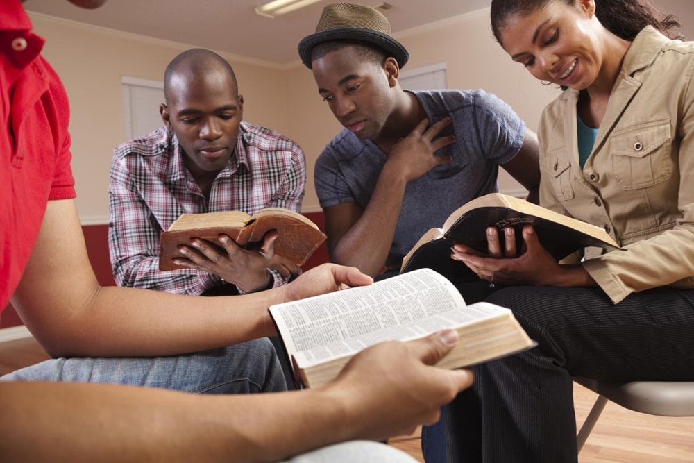Studenti studující Bibli